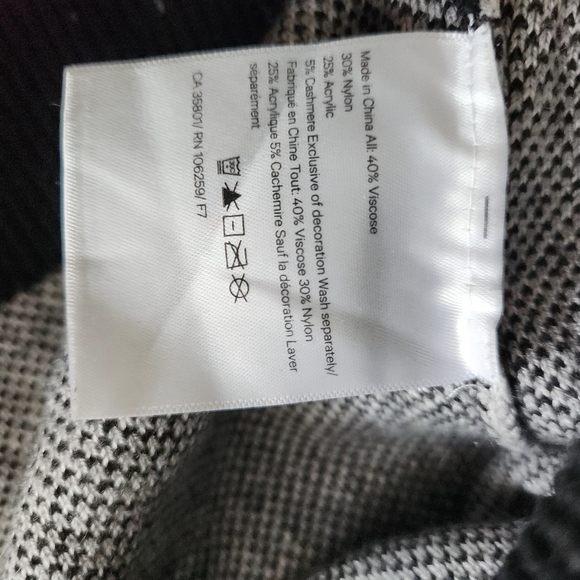 Lululemon L - BLck and Gray Striped Sweater - Picture 9 of 13